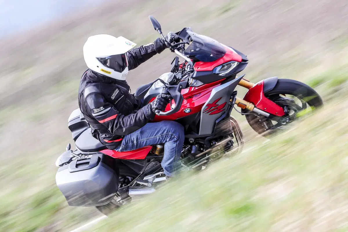 BMW F900XR  (3)