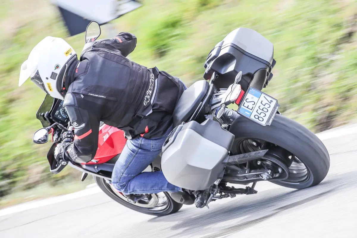 BMW F900XR  (6)