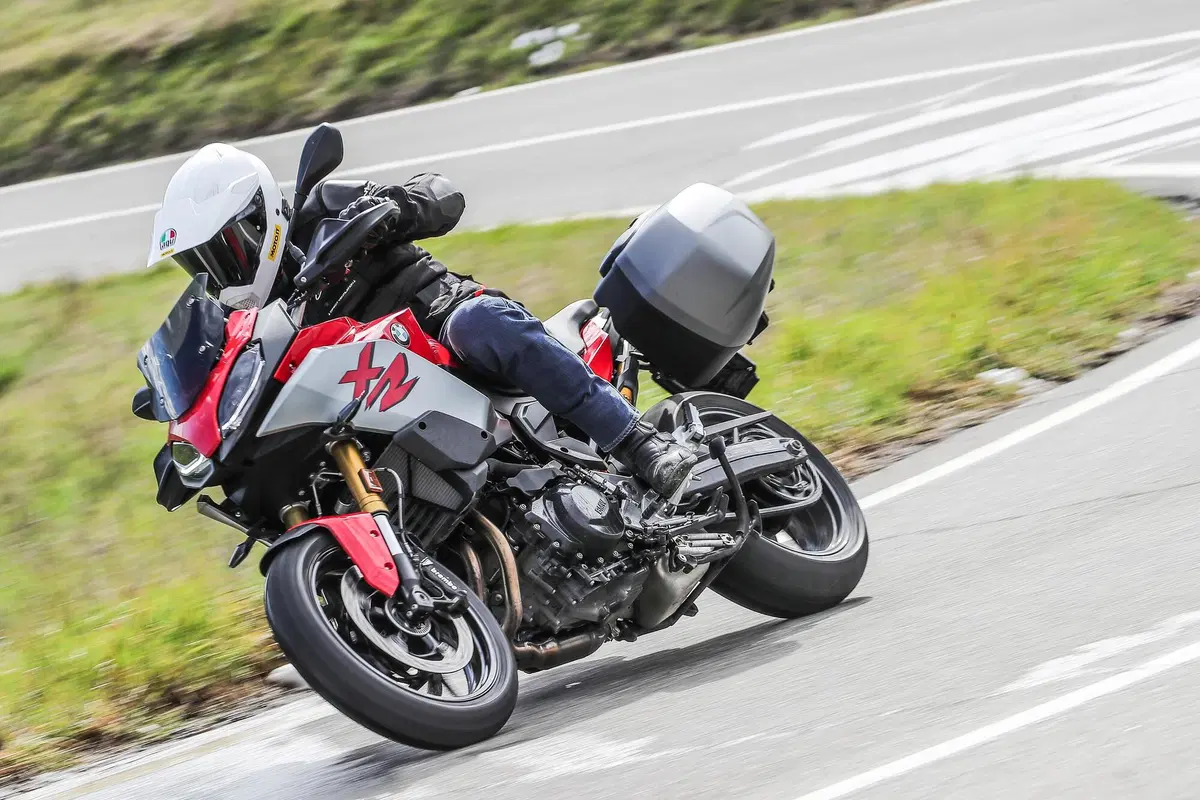 BMW F900XR  (7)