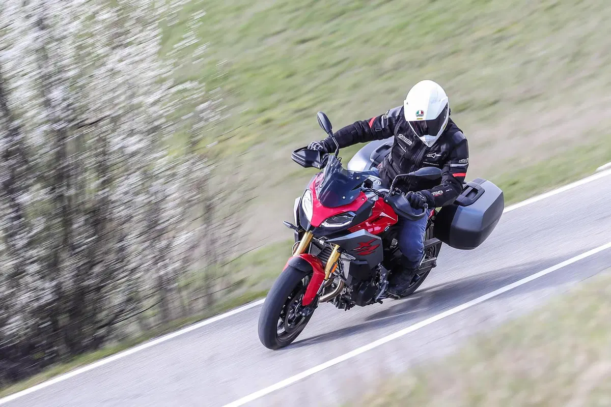 BMW F900XR  (9)