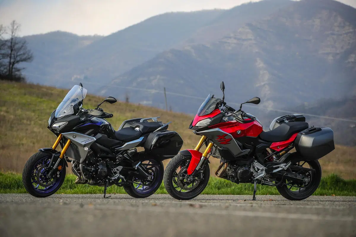 BMW F900XR vs Yamaha Tracer 900GT: TEST crossover 2020, sfida aperta (2)