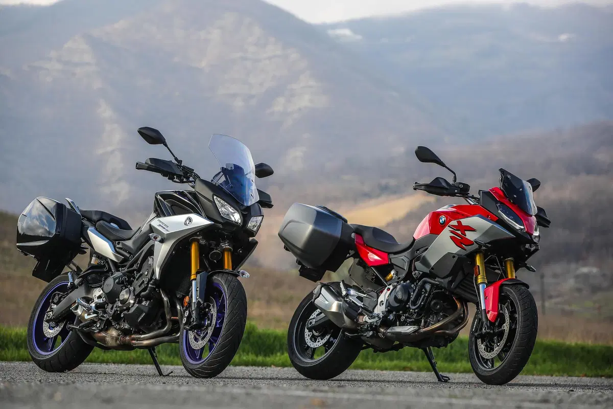 BMW F900XR vs Yamaha Tracer 900GT: TEST crossover 2020, sfida aperta