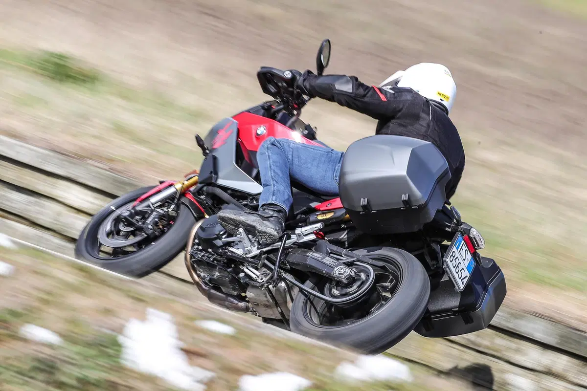 BMW F900XR vs Yamaha Tracer 900GT: TEST crossover 2020, sfida aperta (6)