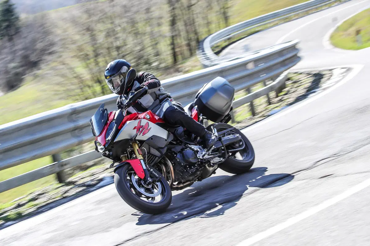BMW F900XR vs Yamaha Tracer 900GT: TEST crossover 2020, sfida aperta (7)