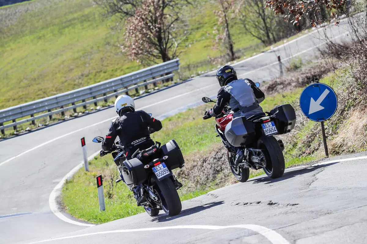 BMW F900XR vs Yamaha Tracer 900GT: TEST crossover 2020, sfida aperta (8)