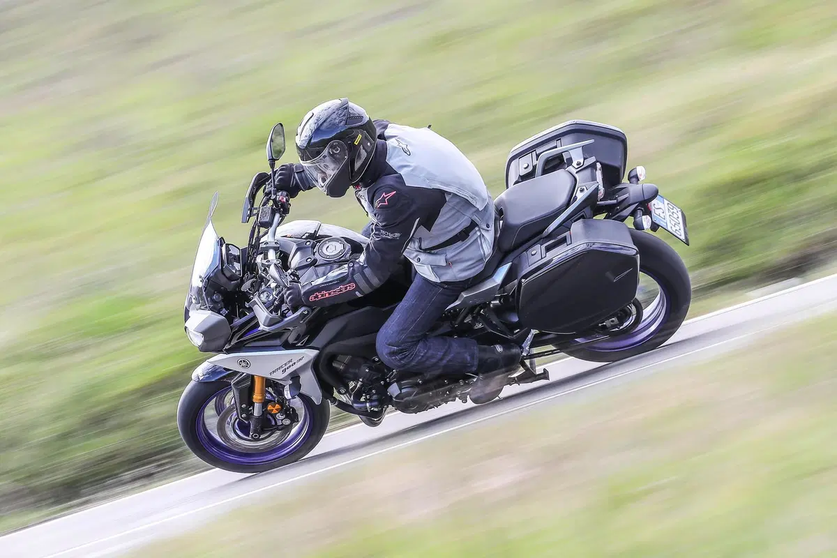 BMW F900XR vs Yamaha Tracer 900GT: TEST crossover 2020, sfida aperta (10)
