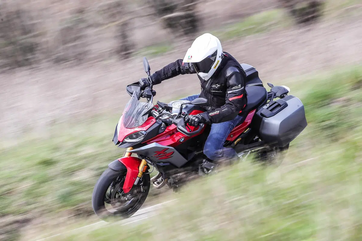 BMW F900XR vs Yamaha Tracer 900GT: TEST crossover 2020, sfida aperta (11)