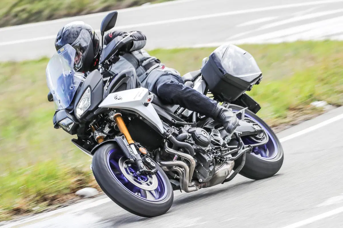 BMW F900XR vs Yamaha Tracer 900GT: TEST crossover 2020, sfida aperta (12)