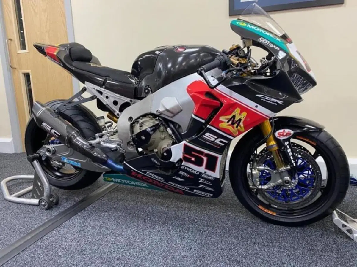 Moto da pista: una CBR1000RR, direttamente dal Mondiale SBK (2)