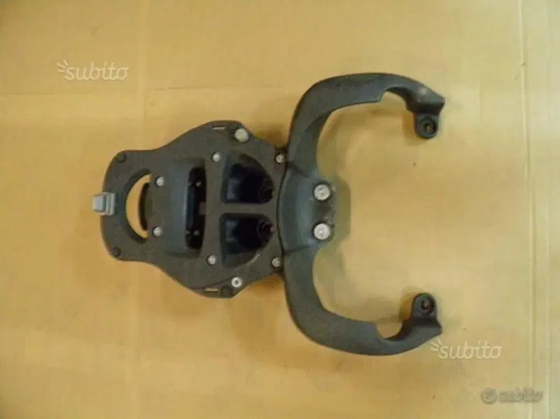 MANIGLIONE SUPPORTO BAULETTO APRILIA SCARABEO