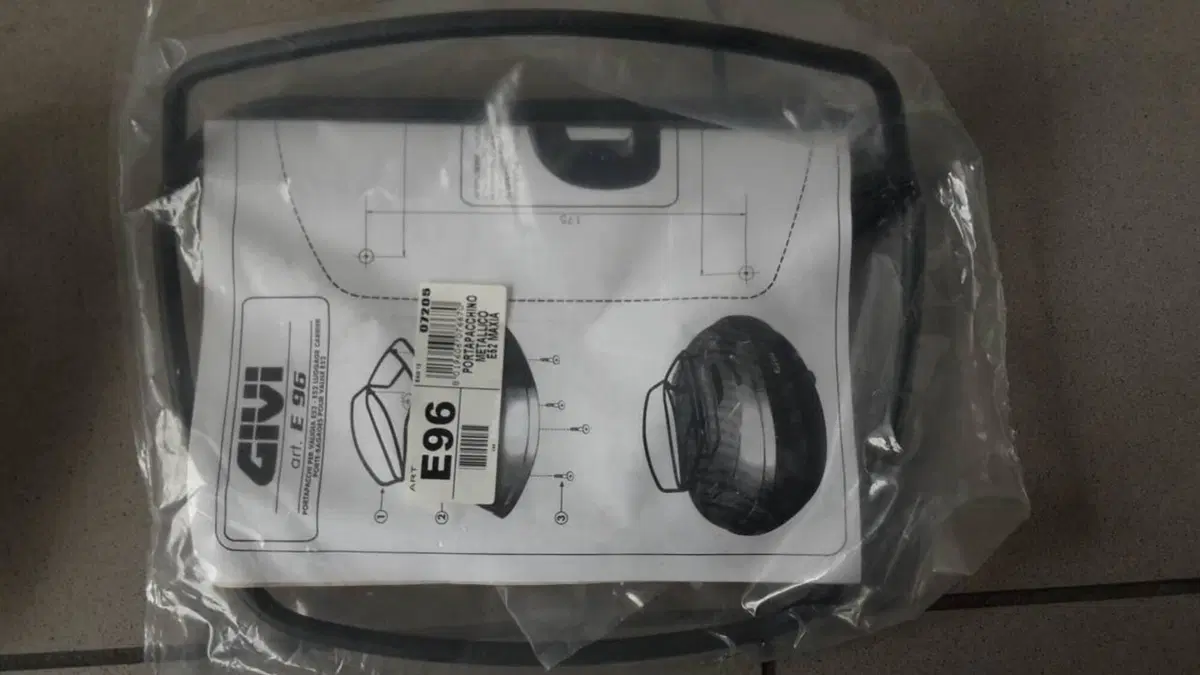 Givi-E96. Portapacchi met. nero per Maxia E55 E52