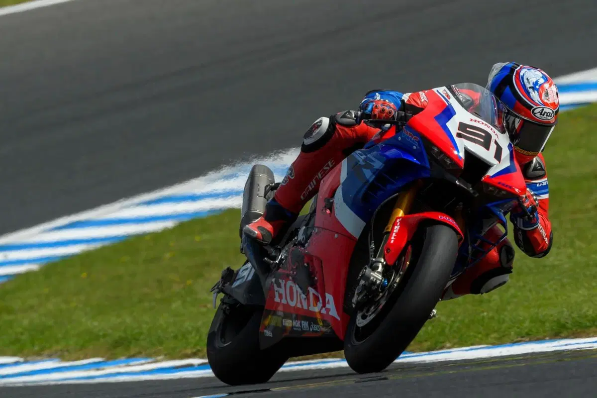 SBK. Leon Haslam: “Speriamo di tornare presto in pista a farvi divertire”