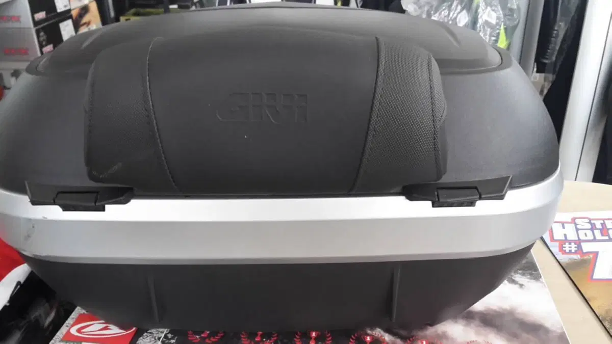 GIVI V47 + E134S BAULETTO V47 TECH MONOKEY NEROCOV (2)