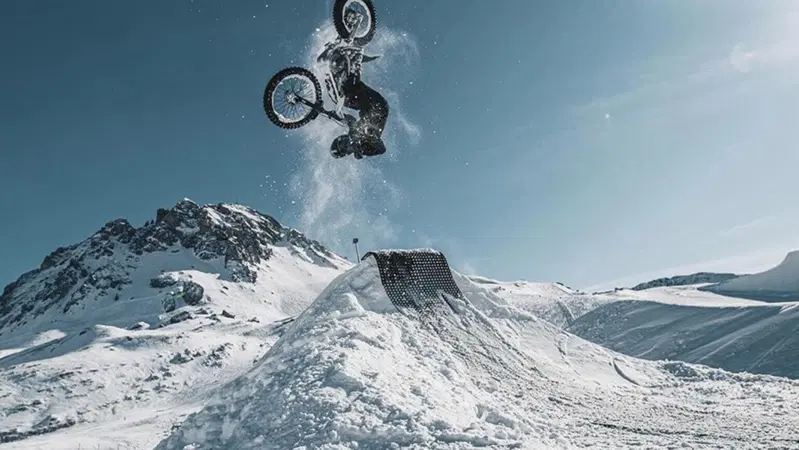 Video. Freestyle con la moto elettrica... sulla neve!