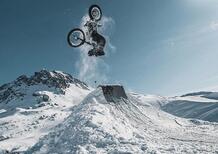 Video. Freestyle con la moto elettrica... sulla neve!