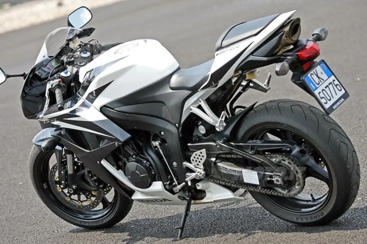 HONDA CBR 600 RR (2)