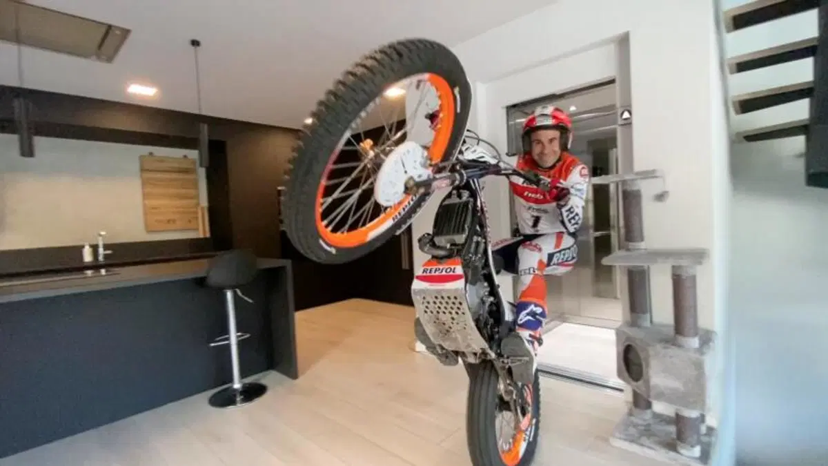 Toni Bou, quando il trial è veramente indoor!
