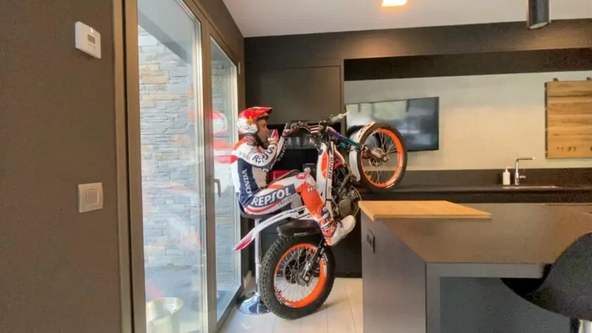 Toni Bou, quando il trial è veramente indoor! (6)