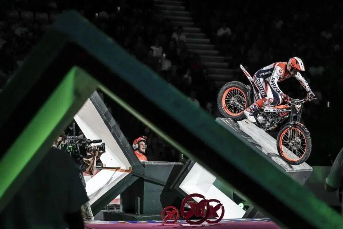 Toni Bou, quando il trial è veramente indoor! (9)
