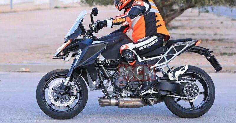 KTM 1290 Super Duke GT: nuova versione su base &ldquo;R&rdquo; 2020 in arrivo