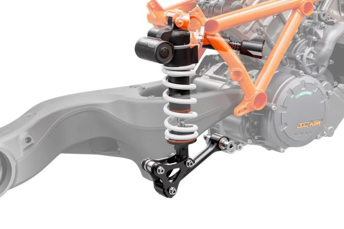 KTM 1290 Super Duke GT: nuova versione su base “R” 2020 in arrivo (4)