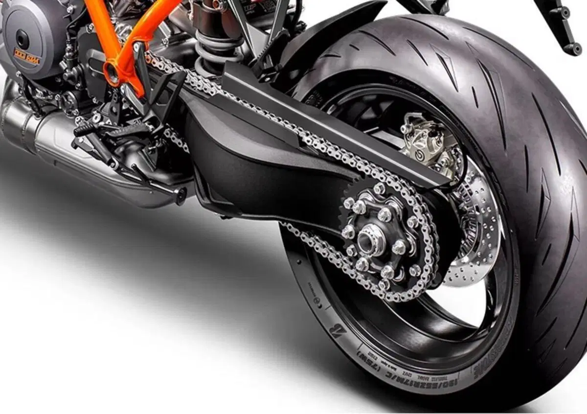 KTM 1290 Super Duke GT: nuova versione su base “R” 2020 in arrivo (3)