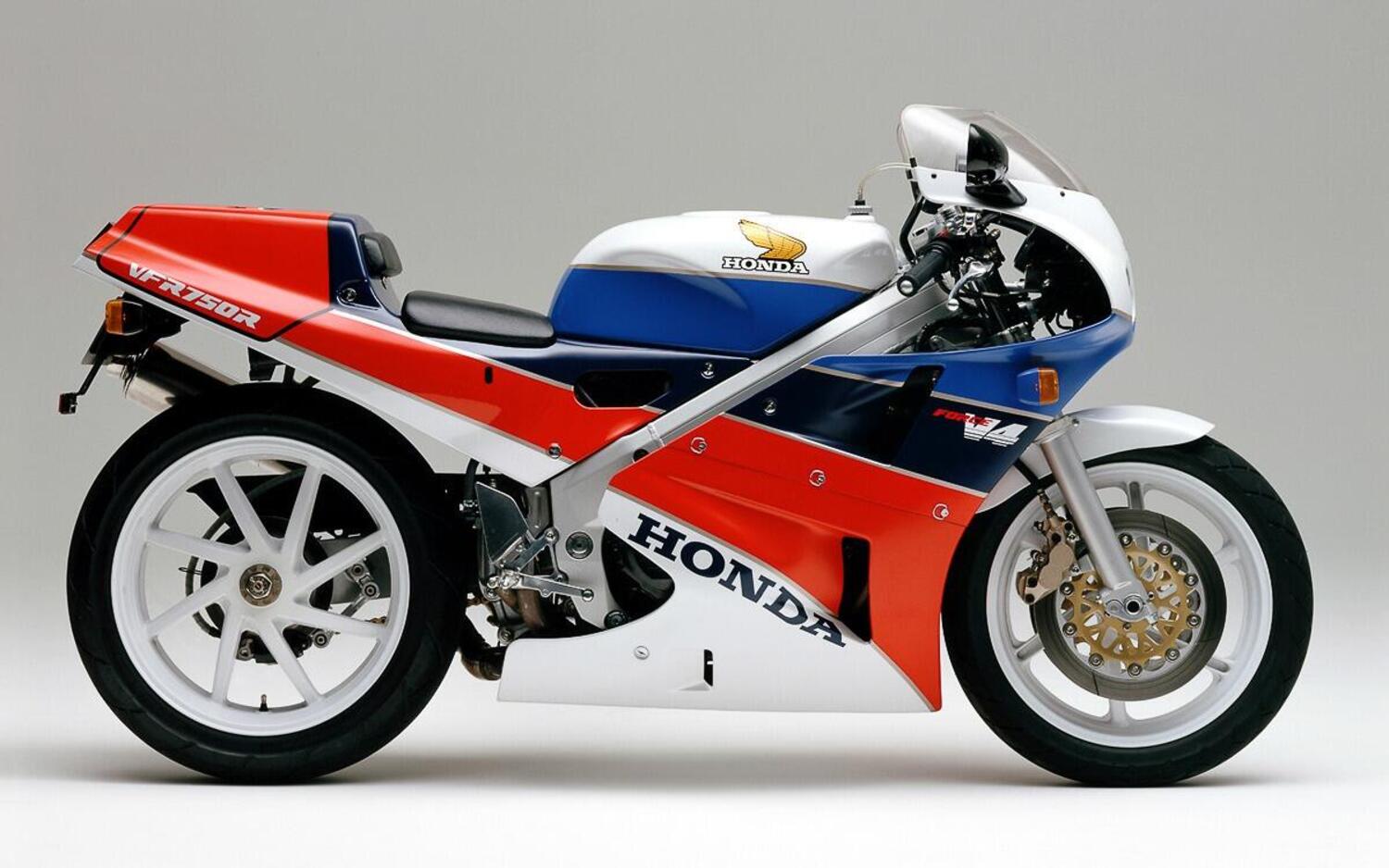 Honda VFR750R “RC30”: piano straordinario di aggiornamento per una moto mitica