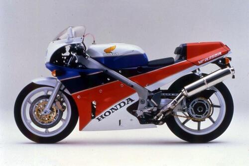 Honda VFR750R “RC30”: piano straordinario di aggiornamento per una moto mitica (4)