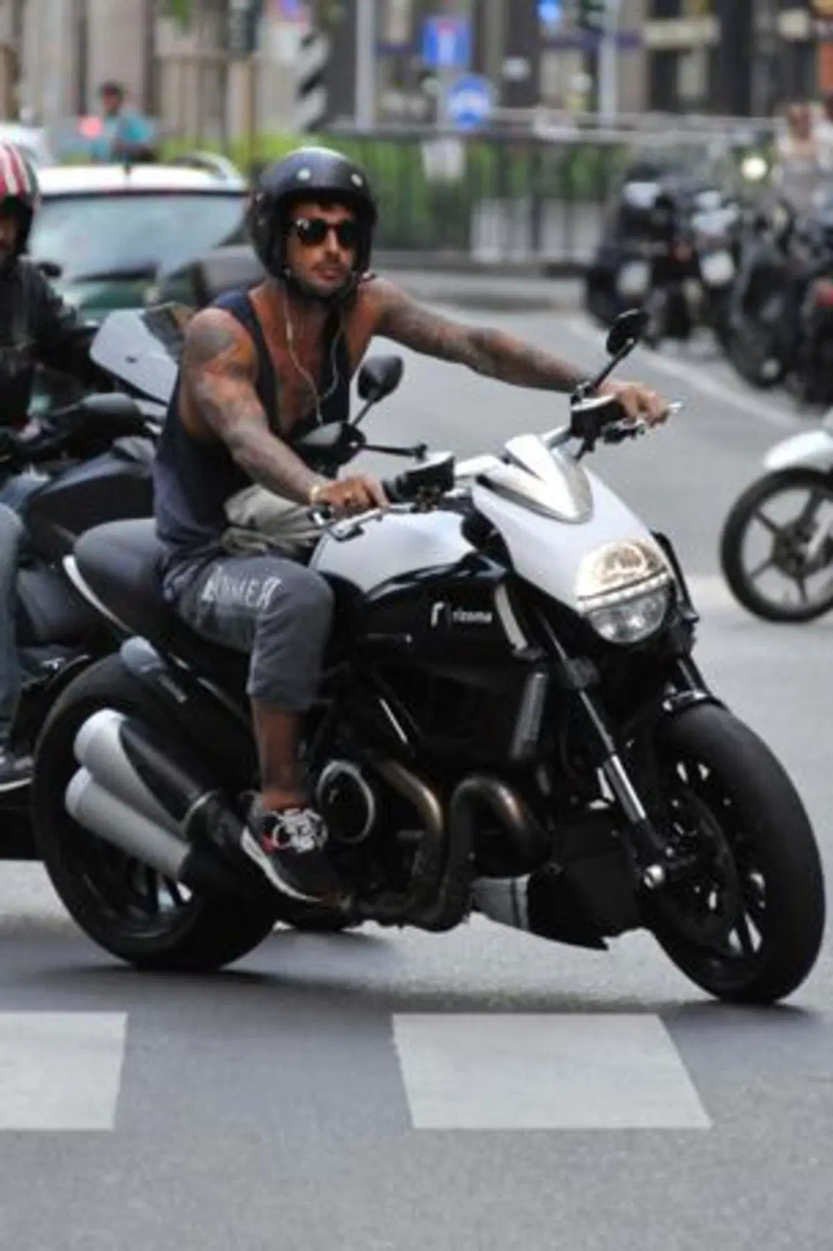 Fabrizio Corona in sella alla sua nuova moto (2)