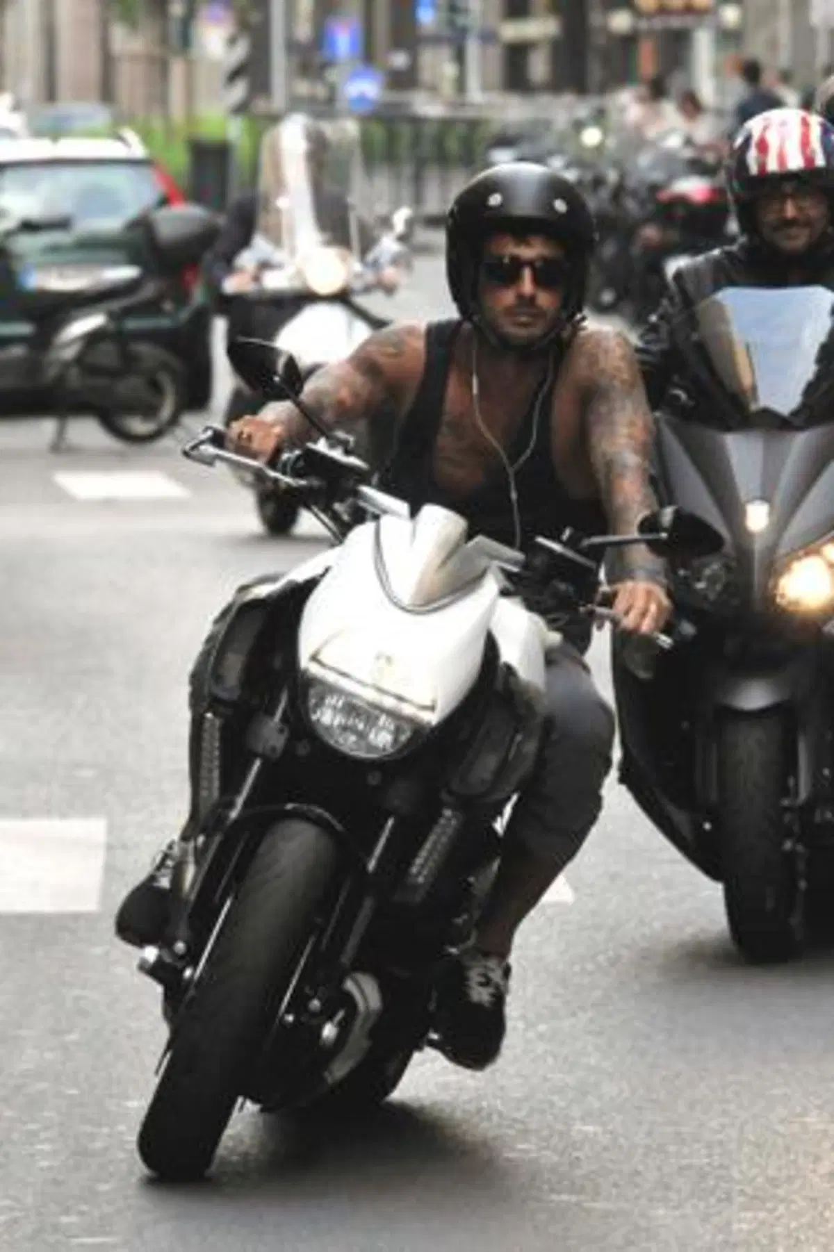 Fabrizio Corona in sella alla sua nuova moto (4)