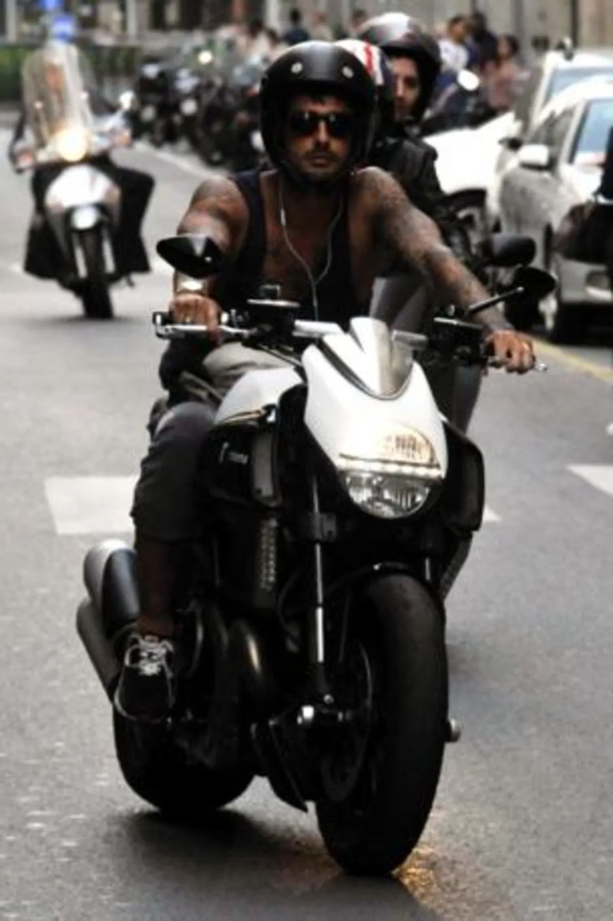 Fabrizio Corona in sella alla sua nuova moto (5)