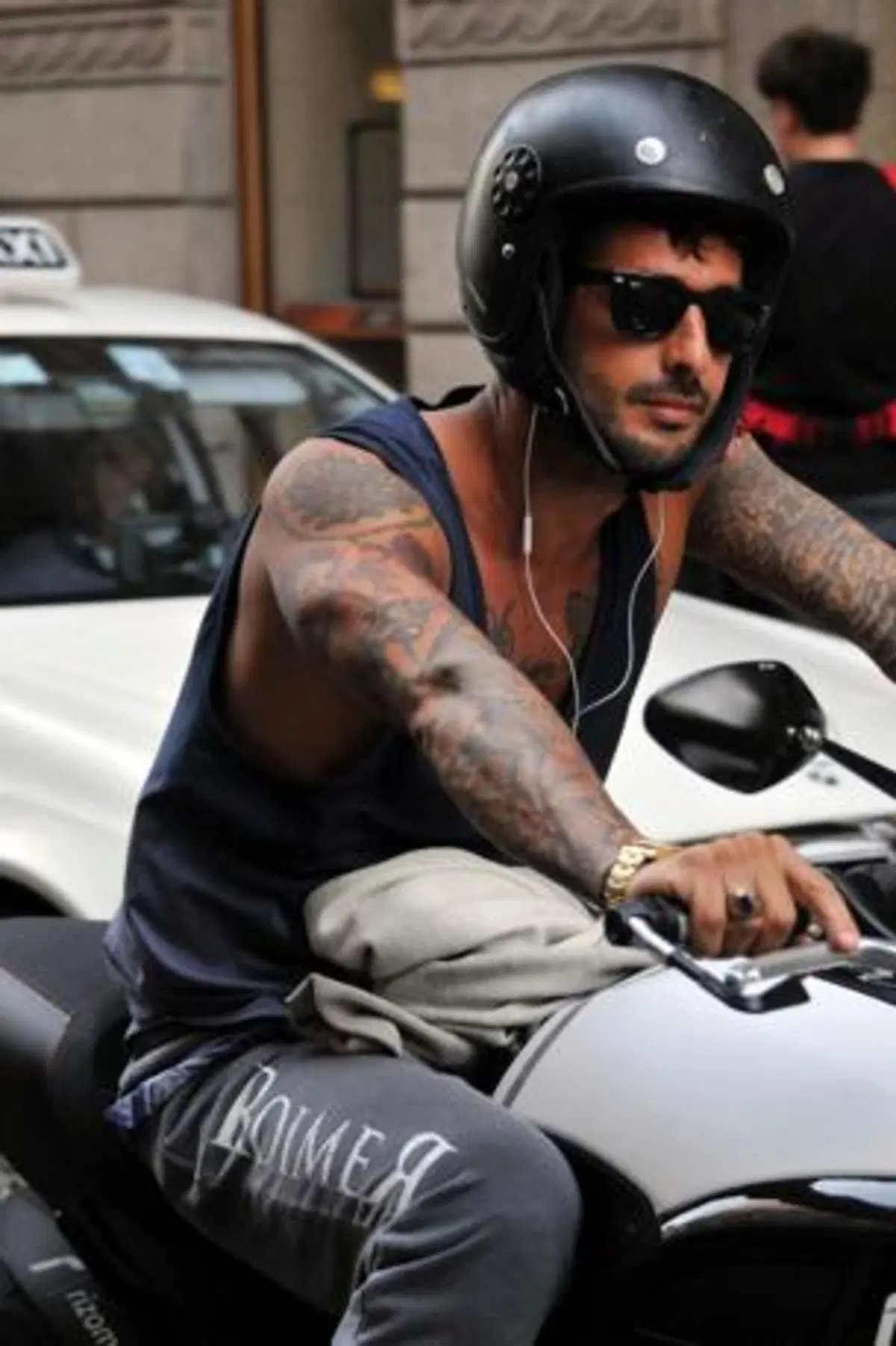 Fabrizio Corona in sella alla sua nuova moto (7)