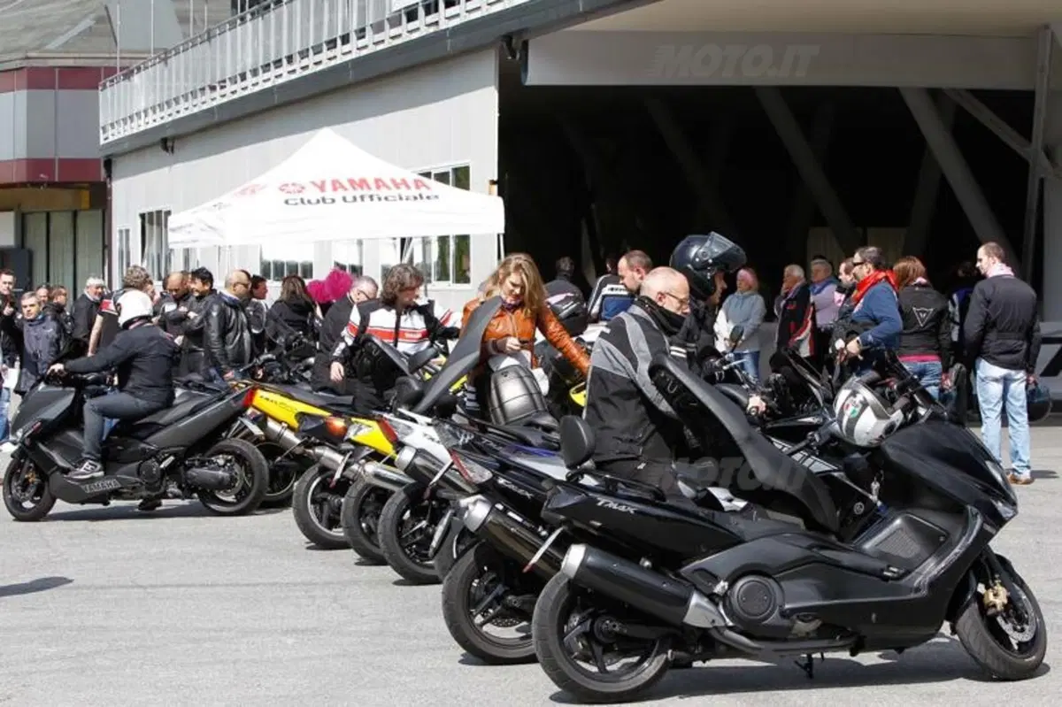 Yamaha TMAX e Ben Spies al Giro d'Italia tagliano per primi il traguardo (18)