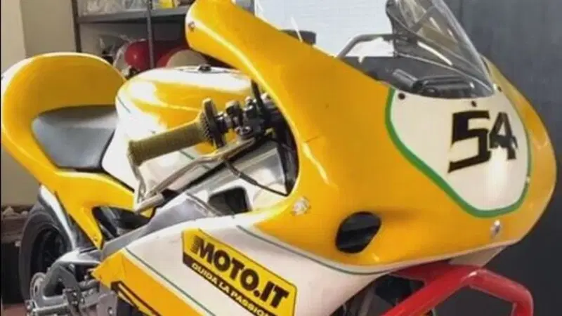 L'allestimento della moto da corsa. Rivedi la diretta Instagram