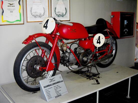 6- La Guzzi 250 che ha vinto il mondiale nel 1949, nel 1951 e nel 1952 era dotata di un motore con distribuzione monoalbero comandata da un alberello e due coppie coniche