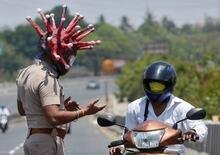 La Polizia indiana travestita da virus attacca i motociclisti