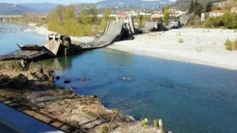 Crolla un ponte tra le province di Massa Carrara e La Spezia. Coinvolti due furgoni [Video]