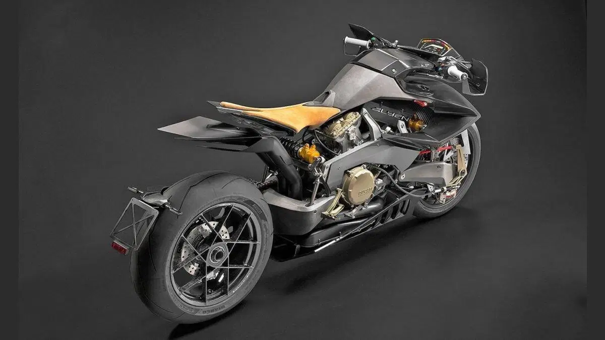 Vyrus Alyen: la visionaria con il cuore Ducati (4)