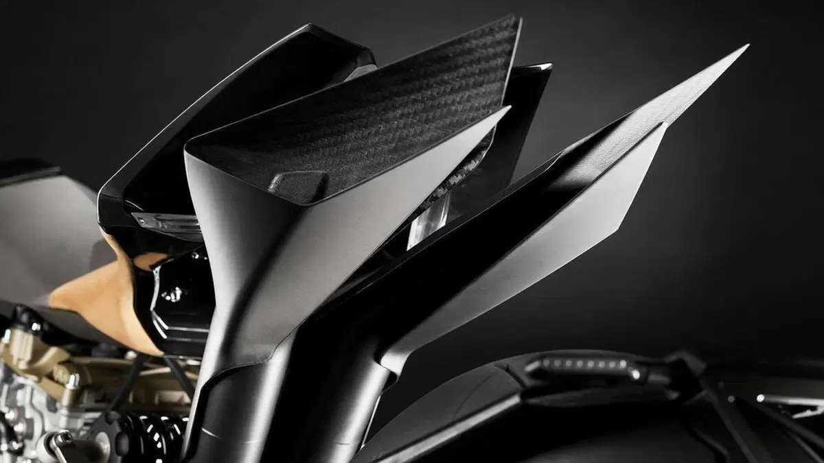 Vyrus Alyen: la visionaria con il cuore Ducati (7)