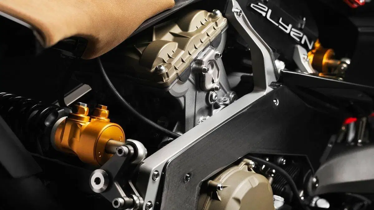 Vyrus Alyen: la visionaria con il cuore Ducati (8)