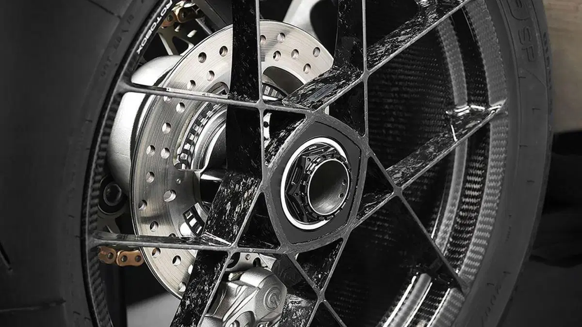 Vyrus Alyen: la visionaria con il cuore Ducati (11)