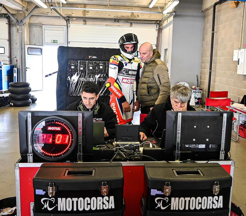 Mercado con Lorenzo Mauri nei box durante i test di Portimao