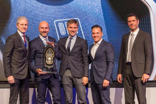 Marco Giallombardo e Paolo Biancalani - titolari di Nova Moto - ricevono da Frederic Stik, Head of Region Europe BMW Motorrad, e Salvatore Nicola Nanni, General Manager di BMW Motorrad Italia, il Customer Orientation Award 2019