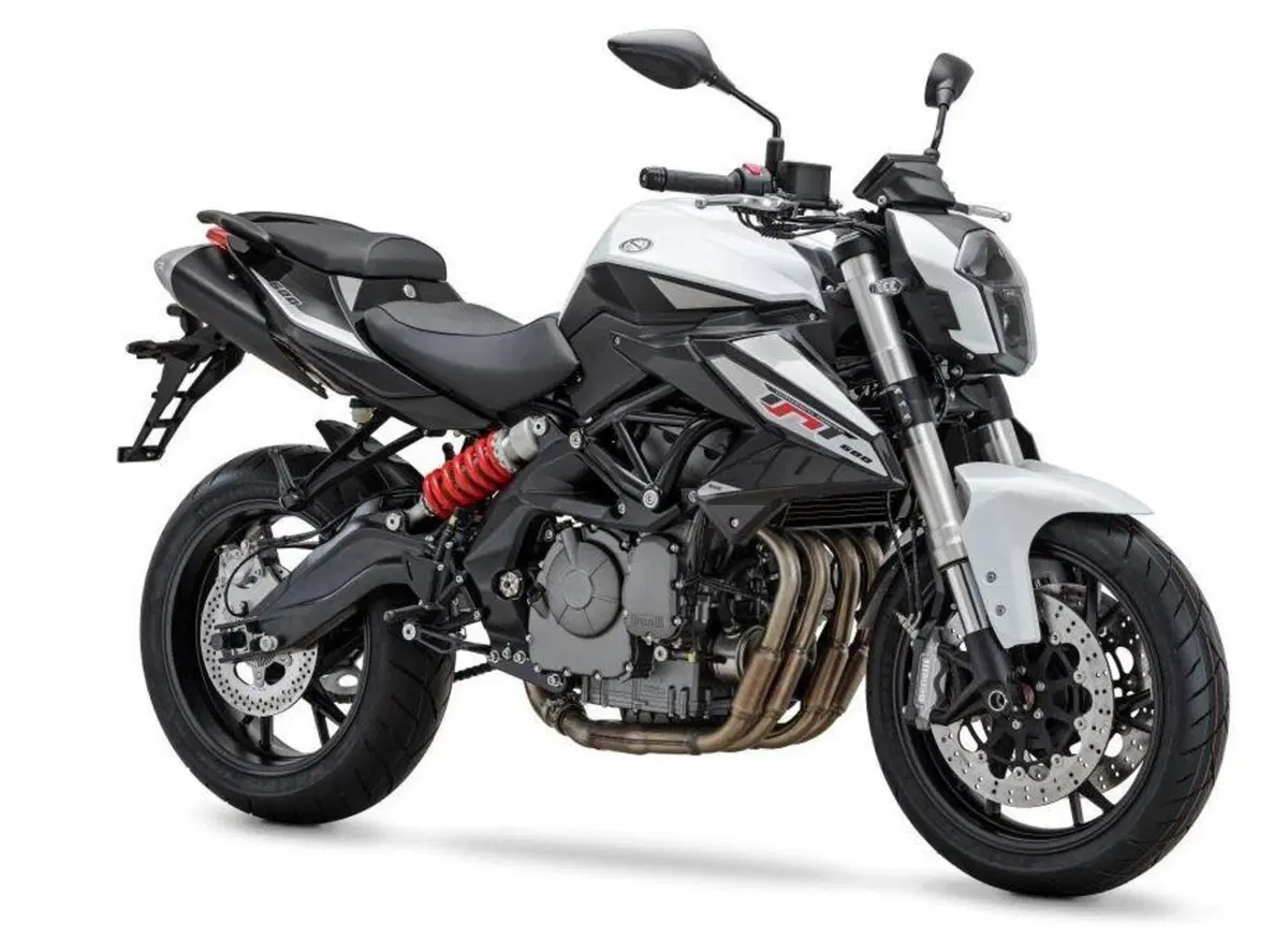 Nuova Benelli BN 600i, le foto di brevetto la svelano (2)
