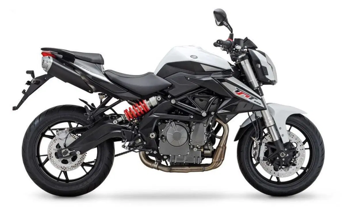 Nuova Benelli BN 600i, le foto di brevetto la svelano