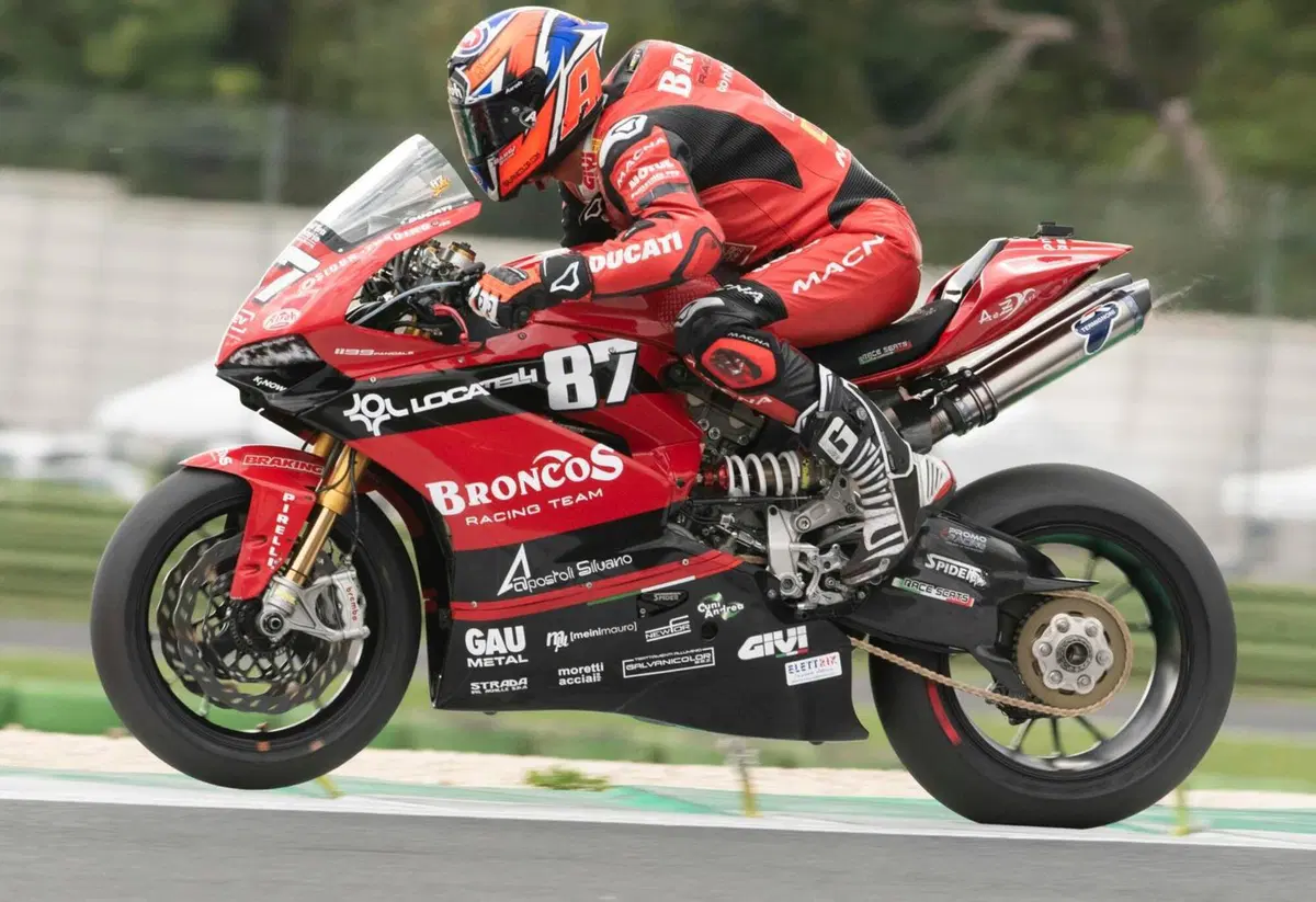 Lorenzo Zanetti, pilota nel CIV Superbike ma anche collaudatore della Ducati V4 (2)