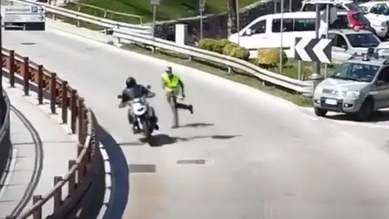 Coronavirus: motociclista sfonda posto di blocco