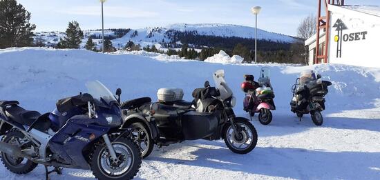 Nel parcheggio del Kristall Rally, tra grandi viaggiatrici a due e tre ruote, le Vespe PX 200 spiccano per la loro originalità