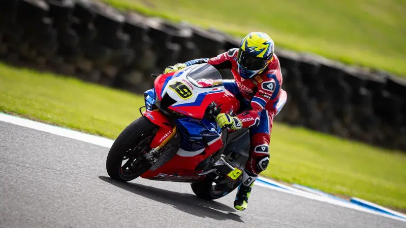 &Aacute;lvaro Bautista: "La Honda CBR 1000RR-R sembra una 'due tempi! "         