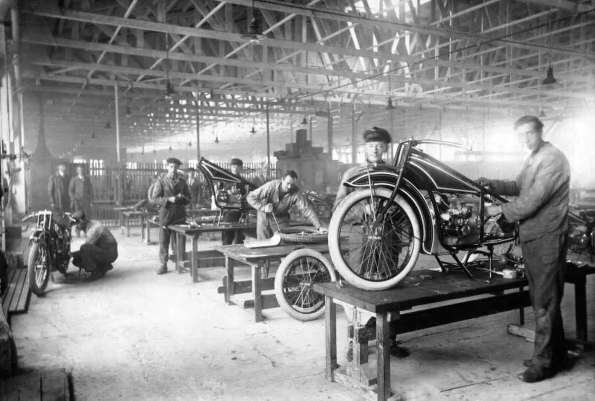 BMW: 100 anni nasceva fa il primo motore boxer. In anticipo sulla R32